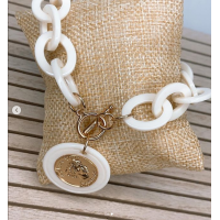 Pulsera con diseño de moneda blanca
